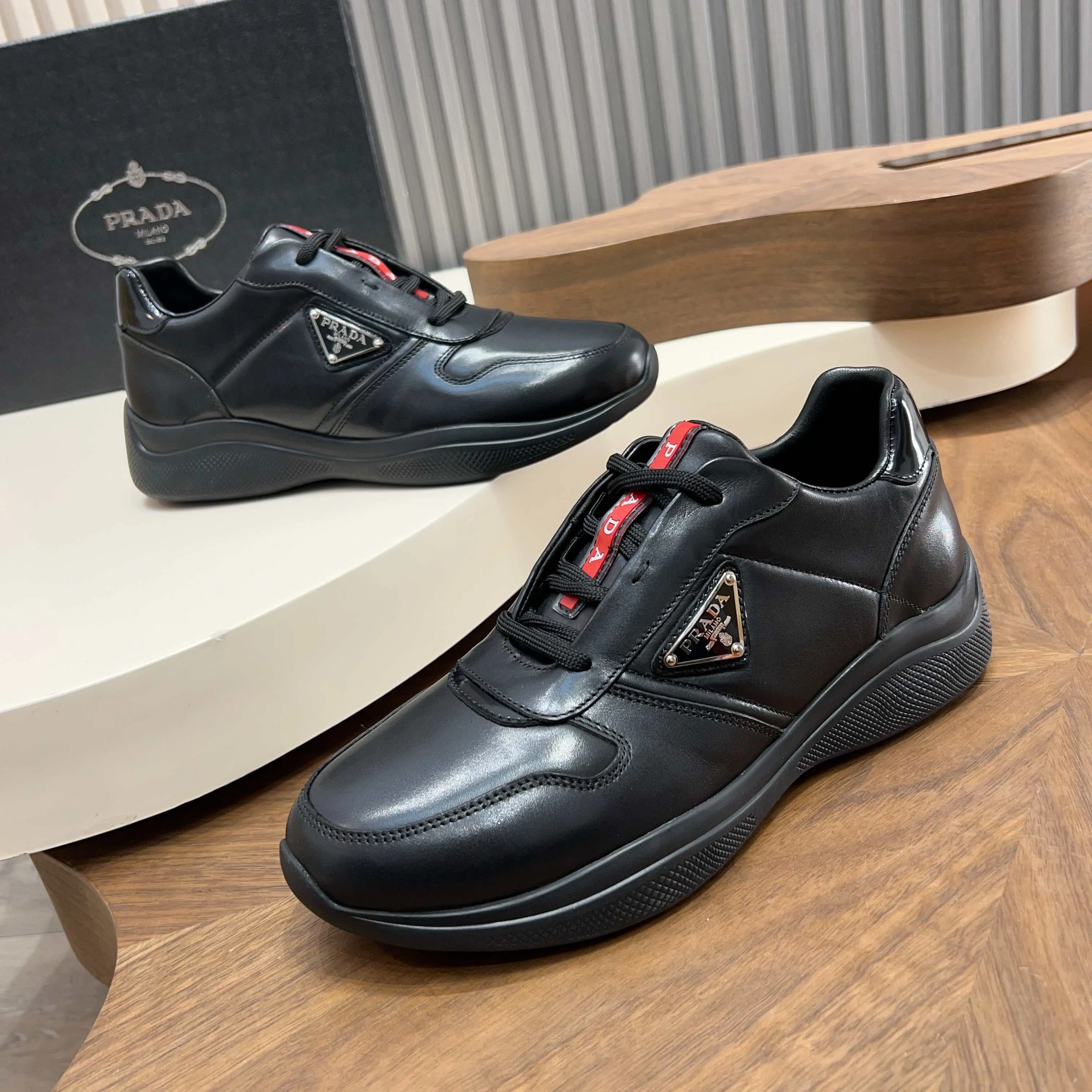 Men's shoes 💰720 Prada/Prada men's new leather sneakers. These sneakers are made of imported calf leather and have a classic penny loafer upper design style, inspired by classic aesthetic concepts. Equipped with 3.5cm iconic red label lightweight elastic rubber soles, fabric and cowhide mixed lining, and silk-printed logo cowhide foot pads. The style is versatile and durable, comfortable and breathable, and comes with a full set of original packaging dust bags! Size: 39-40-41-42-43-44 standard leather shoe size (45 can be customized but returns and exchanges are not supported)